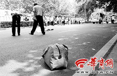 男子跳着扑向车底惨死公交车轮下