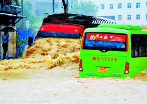 江西遭遇强降雨 道路上公交车变公共汽艇