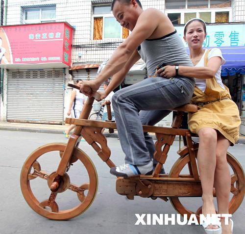 浙江瑞安市民制成木头自行车 工艺精美可正常骑行