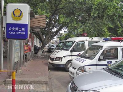 警车停放公交站台致汽车难进站(图)