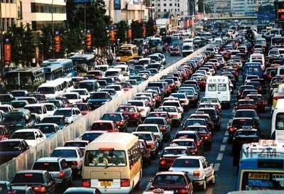 广州征道路拥堵费遭车主质疑 专家解读各国良方