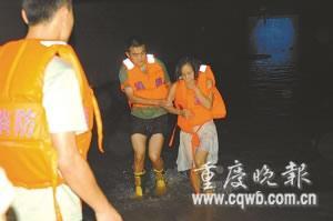 出租车闯积水2乘客溺亡 司机未救人被拘(图)