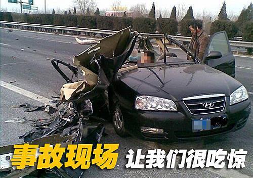 北京现代伊兰特恐怖车祸 车身被撕裂