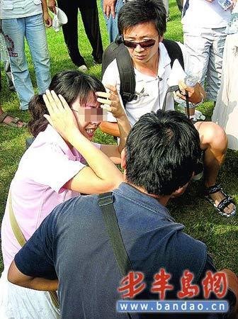 电视台女记者采访喝酒司机被打耳光\(组图\)