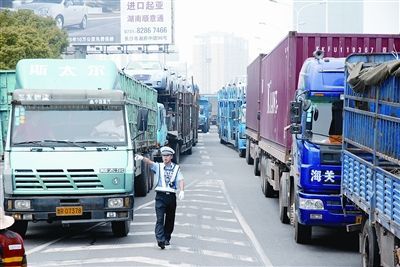 霸蛮司机卡住星沙收费站 堵车两公里