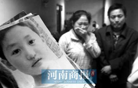 小男孩人行道上捉蛐蛐被面包车拖行200米