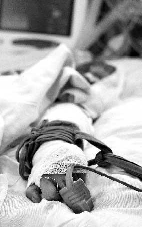 小男孩人行道上捉蛐蛐被面包车拖行200米