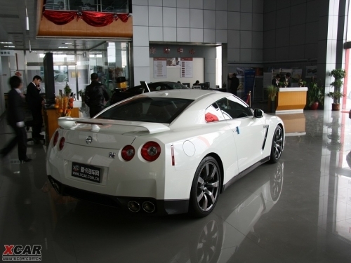 2010款日产GT-R发布 明年初将正式上市\(2\)