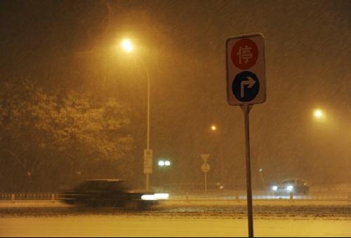 北京深夜降大雪 司机冒雪排队加油
