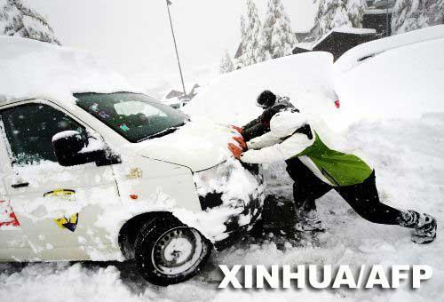 六招教你爱车雪后自救 冬季除雪需要啥“装备”\(3\)