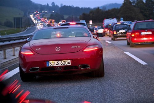 鸥翼超跑！试驾梅赛德斯-奔驰SLS AMG\(2\)