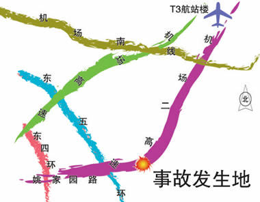 惨！侧翻大货车压扁捷达车 幸！无伤亡