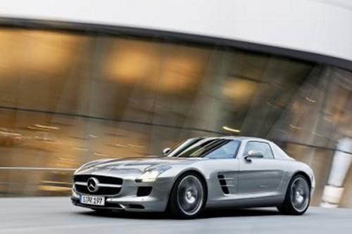 全新一代E级轿车与SLS AMG荣获2009“年度最佳汽车大奖”