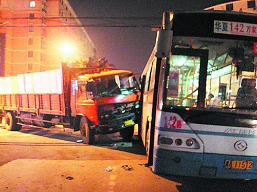 长沙大货车撞上公交车 多名乘客受伤