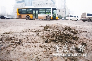 公交颠簸致乘客腰椎骨折 要求送医被拒