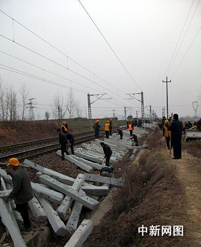 焦枝河南伊川段列车与农用车相撞 列车脱轨500米