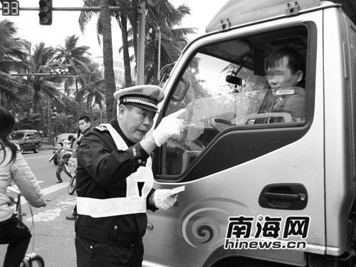 10分钟内30辆车在交警面前违规抢占人行道