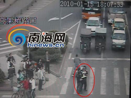 海口4名男子袭击交警抢走违规摩托车\(图\)