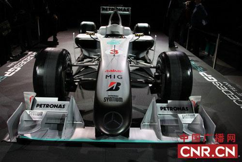 奔驰F1车队发布新赛季涂装 舒马赫披银亮相