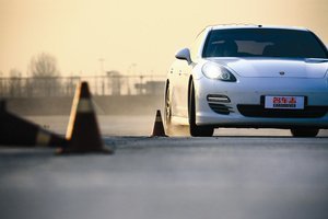 4门跑车宣言 保时捷Panamera 4S稳当先锋\(2\)