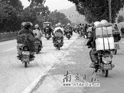 珠三角农民工组成10万摩托车返乡大军 警车护送