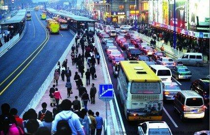广州BRT星期一爆堵 快速公交不快受质疑