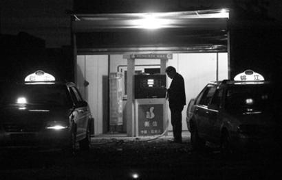 地下加油站停车场卖便宜油 出租车是常客