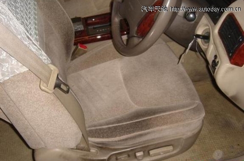 汽车装饰清洁:绒布座椅清洁与养护注意