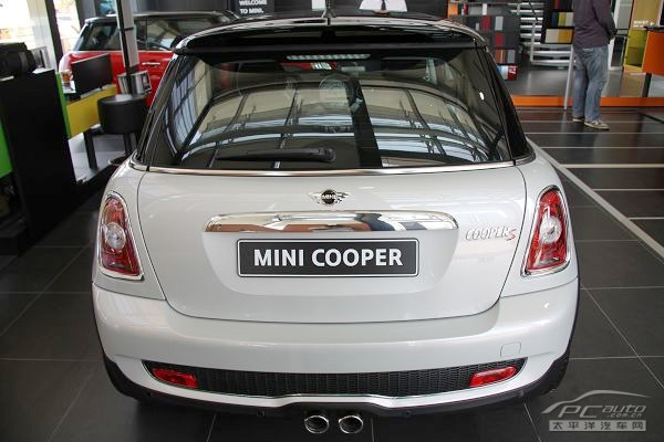 MINI50周年纪念版新车正式抵达海南宝悦\(3\)