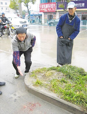 老板酒后驾驶顶女工飙车155米致死\(组图\)