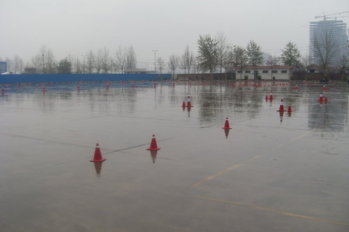 在舒适中体验安全 雨中试驾东风标致408