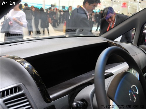 威麟V8豪华商务MPV亮相北京国际车展