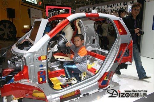 北京车展最资深小车迷 7岁男孩悠悠拥有千辆车模