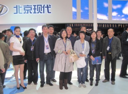 天下第一村组团参观北京现代 车展期间上演时尚尖端“派对”