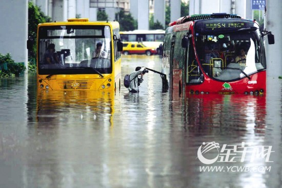 “水浸车”涉水险买不到 强启动没得赔\(3\)