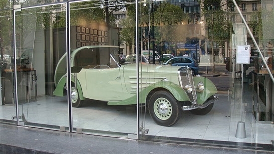 香榭丽舍大街标致汽车历史展览馆