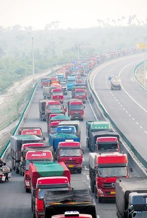 京张高速发生大堵车 张家口段好似停车场\(组图\)