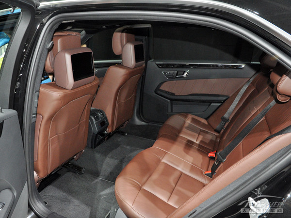奔驰E级长轴距版上市 售价51.5万起