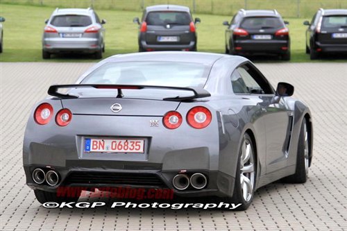2012款日产GT-R官图曝光 性能提升是重点