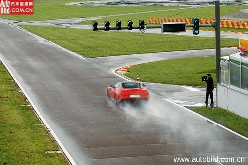 重生的战斗利器 雨中试驾法拉利599 GTO\(4\)