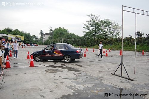 力帆汽车巅峰特技秀  香车美女相辉映(2)