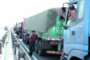 京藏高速堵车进入第四天 1小时前行百米