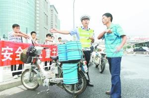 北京整顿行人交通违法 两小时10路口处罚756人