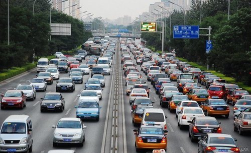 2015年北京拥堵将超限 专家吁公务员带头坐公交