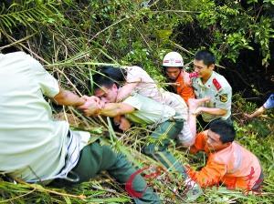 汽车突然死火失控跌落山谷 女司机和乘客获救