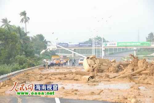 海南东线高速公路发生山体滑坡致交通中断(图)(2)