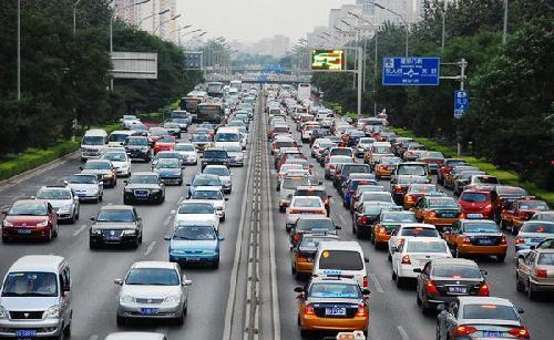 北京机动车暴增 控制交通拥挤限牌不可取