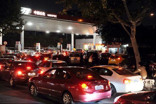 内地油价26日起上涨 多地司机排队“抢油”