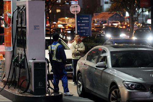 内地油价26日起上涨 多地司机排队“抢油”(2)
