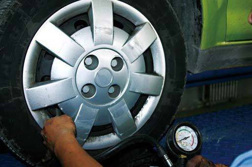 洗车若用“轮胎光亮剂”埋轮毂腐蚀隐患